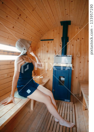 享受桑拿的女人 享受桑拿的女人 133957190