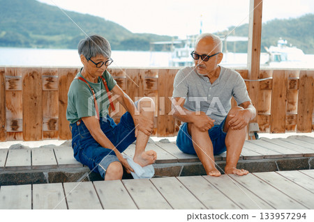 Senior couple enjoying a foot bath 133957294