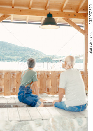 一對老年夫婦正在享受足浴 一對老年夫婦正在享受足浴 133957296
