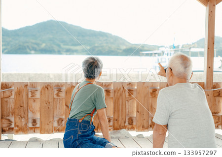 一對老年夫婦正在享受足浴 133957297