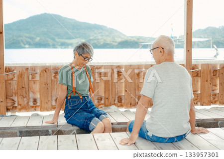 一對老年夫婦正在享受足浴 133957301