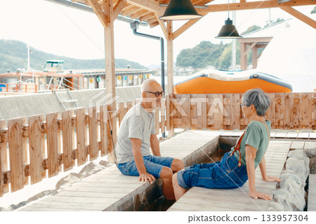 一對老年夫婦正在享受足浴 133957304