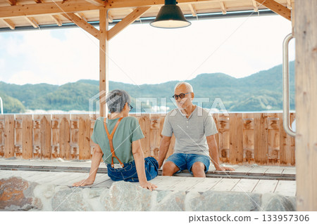 一對老年夫婦正在享受足浴 133957306