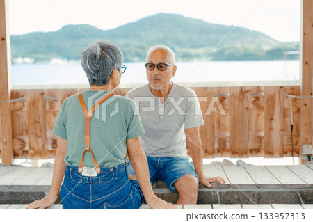 一對老年夫婦正在享受足浴 133957313