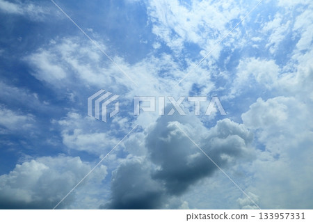 夏日的雲層正在升起。 133957331