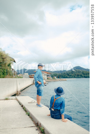 一對老年夫婦在海灘上享受釣魚的背影 133957558