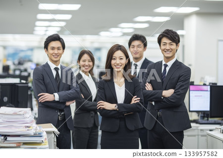辦公室裡一群年輕商務人士的合照 133957582