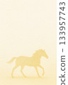 日本紙紋理上的蒼白馬剪影，簡單的十二生肖設計馬剪影背景，現代日本設計 133957743