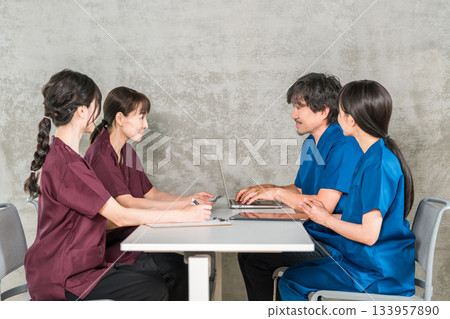 Male and female nurses, technicians, occupational therapists, physical therapists, and doctors having conferences, meetings, and meetings at a medical office 133957890