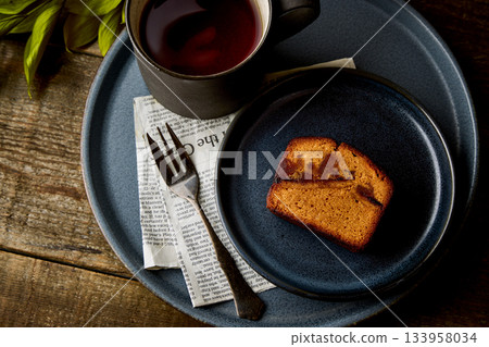 下午茶時間的一塊水果蛋糕 133958034