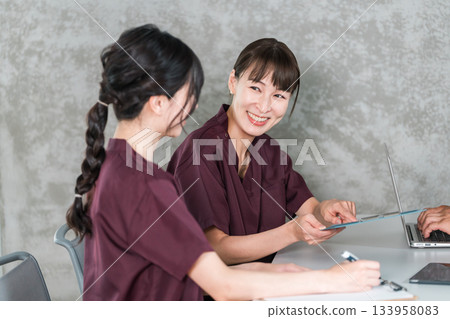 包括護士、物理治療師、護理員和醫生在內的女性工作人員正在進行會議、研討會和交接班。 133958083