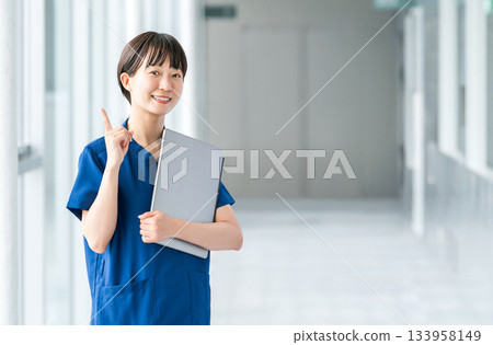 在醫院工作的女性員工：護士、醫生、護理員和藥劑師 133958149