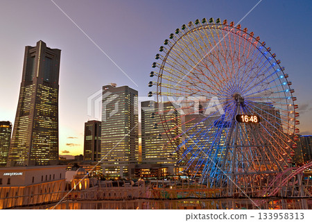 Evening scenery of Minato Mirai 133958313