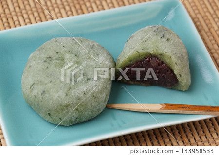 Mugwort rice cake 133958533