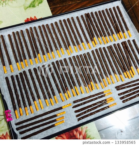 Pepero sticks coated with chocolate and sometimes topped with nuts or sprinkles. A sweet and crunchy treat, perfect for sharing or gifting on special occasions. Pepero sticks coated with chocolate and sometimes topped with nuts or sprinkles. A sweet and crunchy treat, perfect for sharing or gifting on special occasions. 133958565