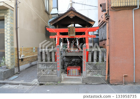 新宿區神樂坂3丁目劍盤橫丁伏見日房稻荷神社 新宿區神樂坂3丁目劍盤橫丁伏見日房稻荷神社 133958735