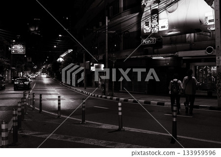 夜幕降臨，燈火通明的商業街 133959596