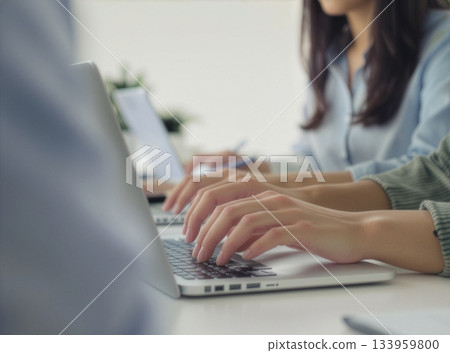 亞洲男女在辦公桌前操作電腦 133959800