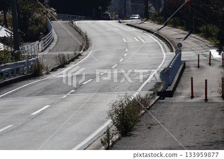 風景如畫,道路蜿蜒 風景如畫,道路蜿蜒 133959877