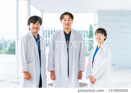 醫院走廊的醫生、醫生、醫護人員、醫生、藥劑師、科學家和研究人員的男女 醫院走廊的醫生、醫生、醫護人員、醫生、藥劑師、科學家和研究人員的男女 133960008