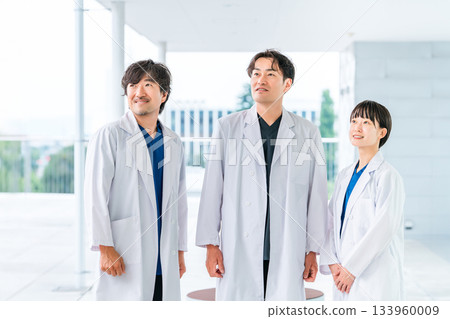 醫院走廊的醫生、醫生、醫護人員、醫生、藥劑師、科學家和研究人員的男女 133960009