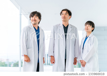 醫院走廊的醫生、醫生、醫護人員、醫生、藥劑師、科學家和研究人員的男女 醫院走廊的醫生、醫生、醫護人員、醫生、藥劑師、科學家和研究人員的男女 133960010
