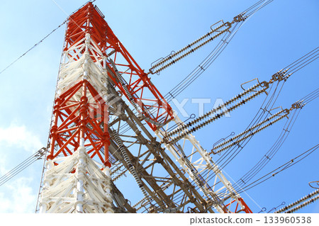 將大量電力從發電廠輸送到變電站和用電區的輸電線路 133960538