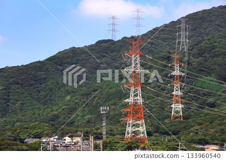 將大量電力從發電廠輸送到變電站和用電區的輸電線路 將大量電力從發電廠輸送到變電站和用電區的輸電線路 133960540