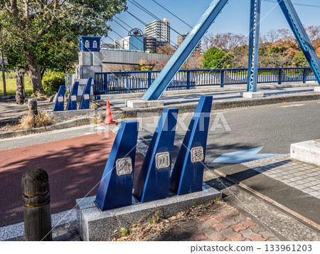 橫跨仙台堀川的橋樑名為「咲川橋」。 橫跨仙台堀川的橋樑名為「咲川橋」。 133961203