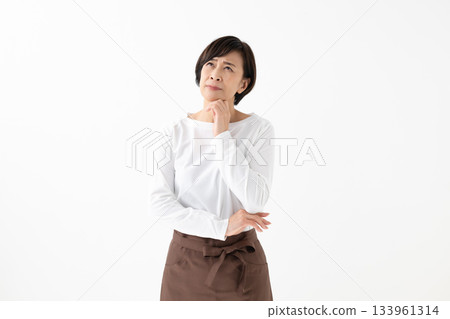 憂心忡忡的女人,職業女性,思考著,擔憂 憂心忡忡的女人,職業女性,思考著,擔憂 133961314