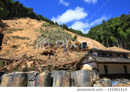 山坡上的土石流地點 山坡上的土石流地點 133961414