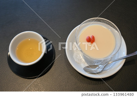 中國茶和杏仁豆腐 中國茶和杏仁豆腐 133961480