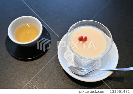 中國茶和杏仁豆腐 中國茶和杏仁豆腐 133961481