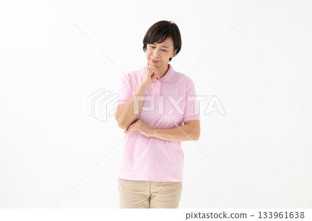 生氣的中間女人 133961638