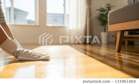 在年末大掃除期間，陽光充足，人們正在清潔明亮乾淨的客廳。 133961868