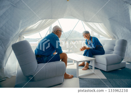 一對老年夫婦在豪華露營地放鬆休息的對話場景 133962238