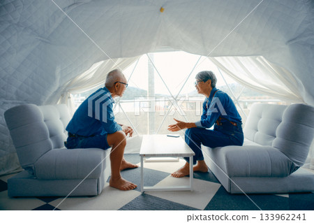 一對老年夫婦在豪華露營地放鬆休息的對話場景 一對老年夫婦在豪華露營地放鬆休息的對話場景 133962241
