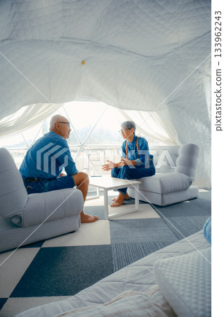 一對老年夫婦在豪華露營地放鬆休息的對話場景 133962243