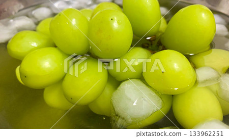 Shine Muscat grapes from Minamihata Town 133962251