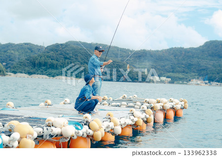 一對老年夫婦釣到魚後，享受著釣魚的樂趣。 133962338