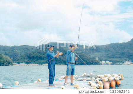 一對老年夫婦釣到魚後，享受著釣魚的樂趣。 133962341