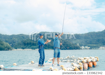 一對老年夫婦釣到魚後，享受著釣魚的樂趣。 133962342