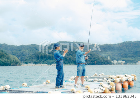 一對老年夫婦釣到魚後，享受著釣魚的樂趣。 133962343