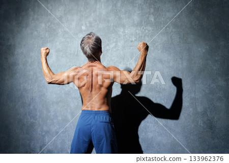 做肌肉訓練的老人 做肌肉訓練的老人 133962376