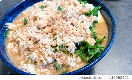 一碗冰涼味噌湯和雞柳碎。 一碗冰涼味噌湯和雞柳碎。 133962491