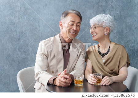 一對老年夫婦在酒吧喝酒 133962576