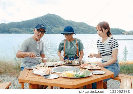 三個家長帶著孩子在湖邊享受燒烤的場景 三個家長帶著孩子在湖邊享受燒烤的場景 133962588