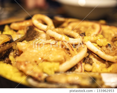 Freshly made paella with the delicious flavor of seafood 133962953
