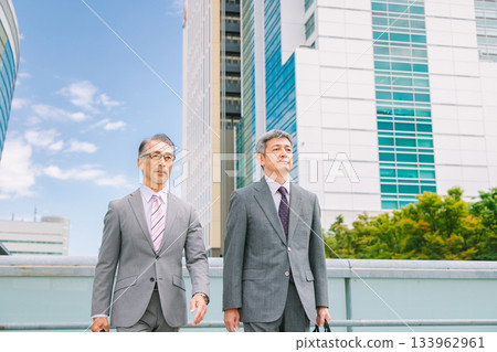 穿西裝的商人 穿西裝的商人 133962961