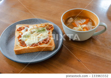 西式早餐,包括肉醬吐司和濃湯。 西式早餐,包括肉醬吐司和濃湯。 133963332